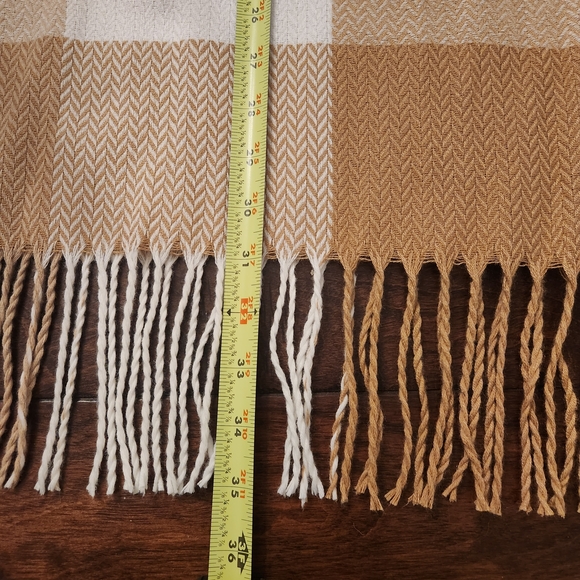 LOFT Tan and Cream Cozy Soft Throw Blanket 106x62 - Picture 5 of 6